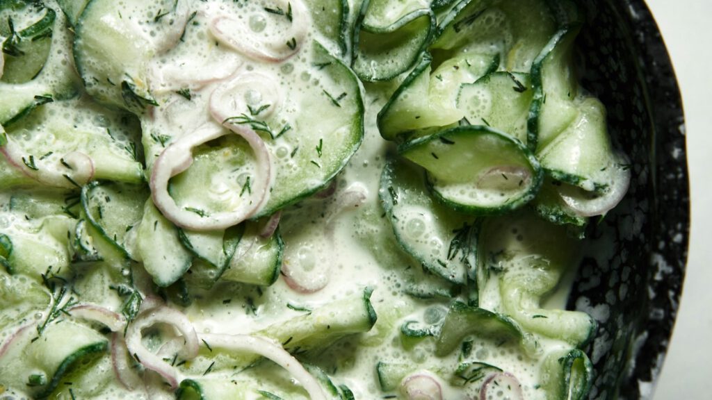 Gurkensalat mit Dill und Joghurt