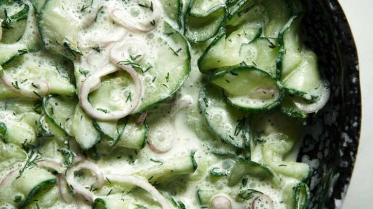 Gurkensalat mit Dill und Joghurt