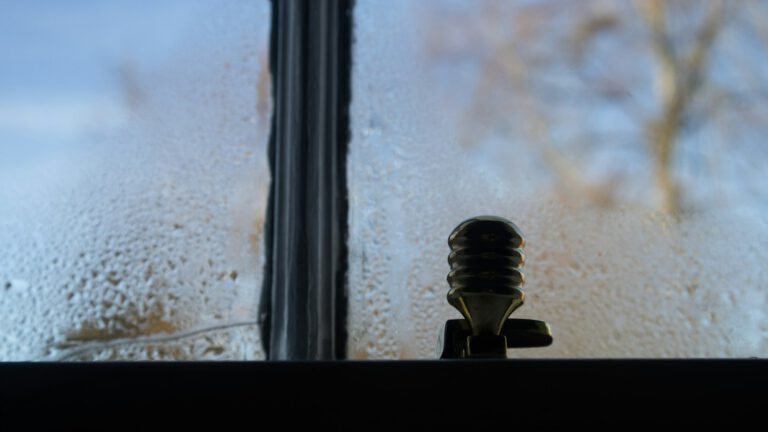 Von innen beschlagene Fensterscheibe mit Wassertropfen